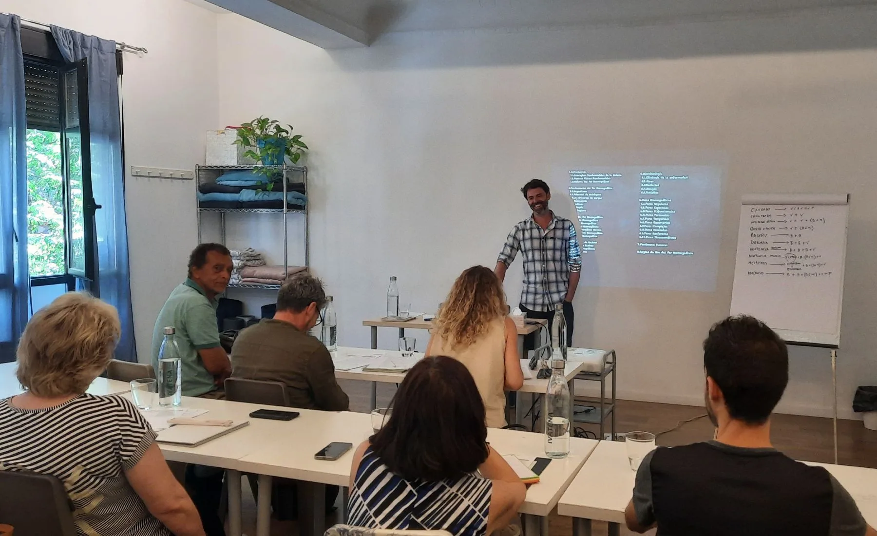Alumnos practicando en el curso de Par Biomagnético en Valencia
